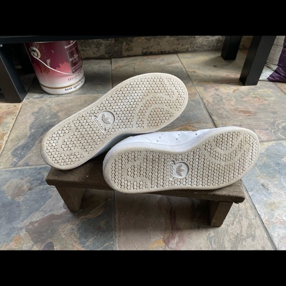 Adidas classic Stan Smiths. Size 7 - Picture 2 of 4